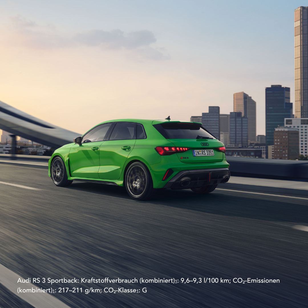 Audi RS 3 grün auf Brücke