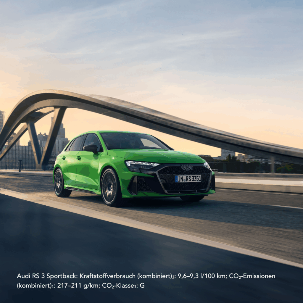 Audi RS 3 grün auf Brücke