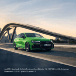 Audi RS 3 grün auf Brücke