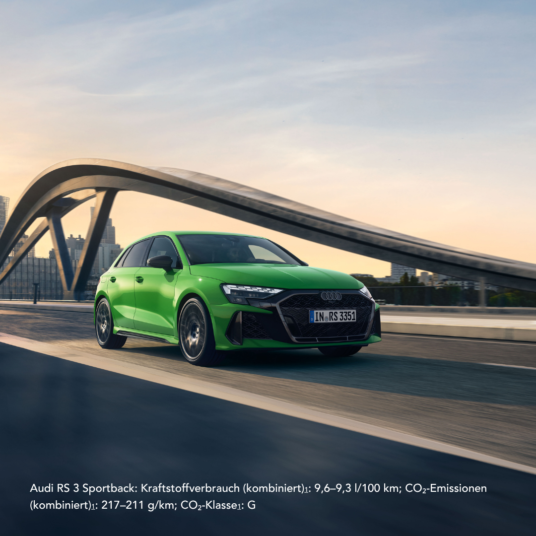 Audi RS 3 grün auf Brücke