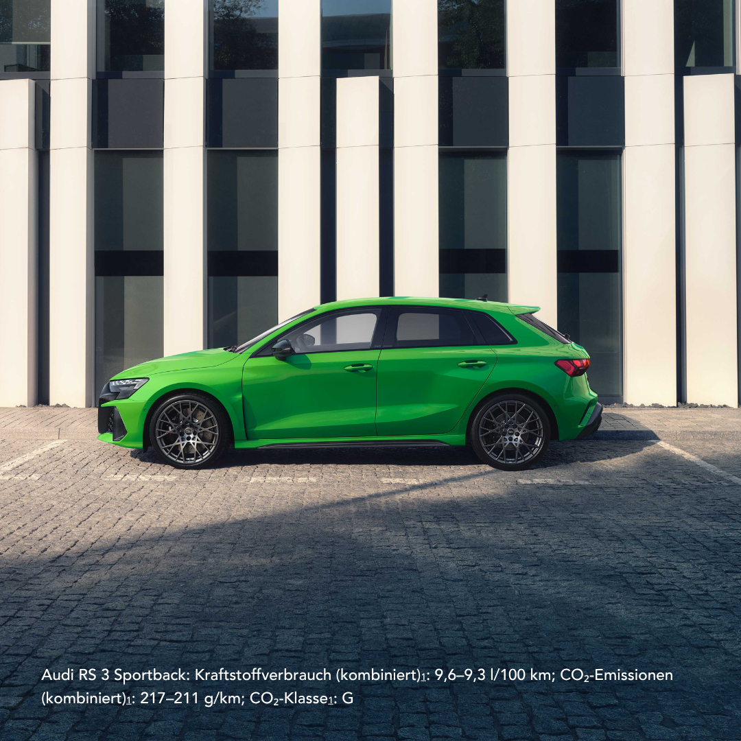 Audi RS 3 grün seitlich parkend