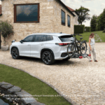 VW Tayron mit Fahrradheckträger und zwei Personen