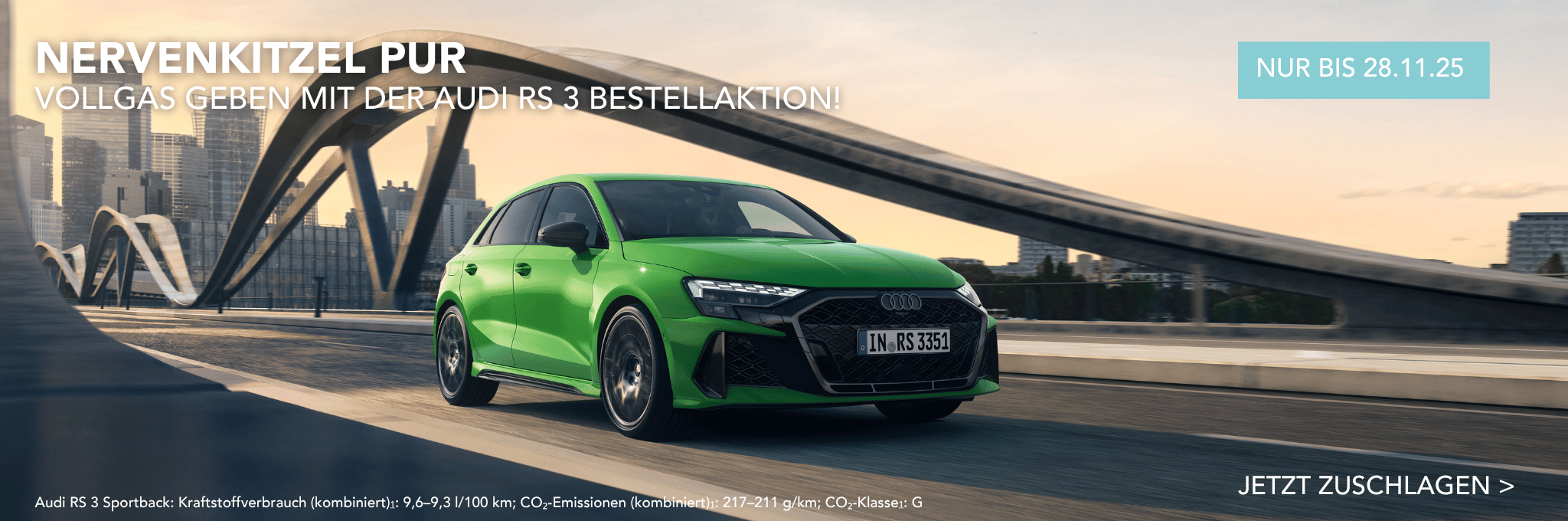 Audi RS 3 grün auf Brücke